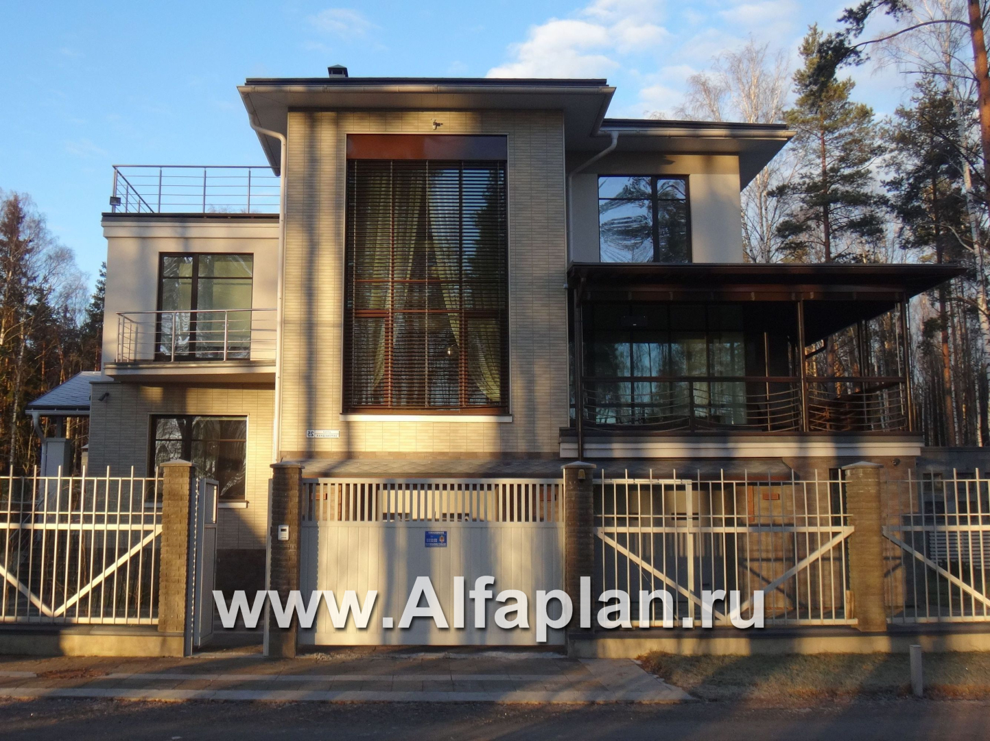 Проекты домов Альфаплан - «Три  семерки» - проект трехэтажного дома, гараж в цоколе, второй свет и панорамные окна, современный дизайн дома - дополнительное изображение №3
